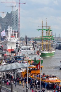 HG Schiffe vor Elbphilharmonie