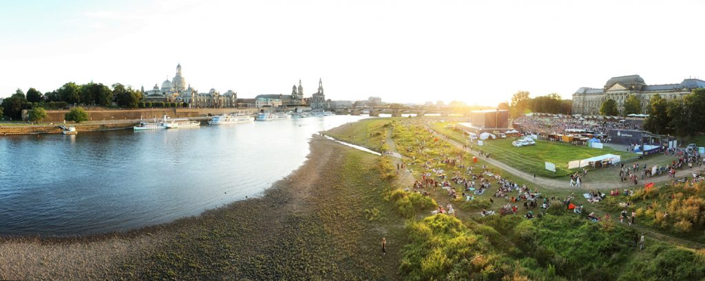 Panorama des Dresdner Elbufers mit Altstadt, Elbe und Gelände der Filmnächte am Elbufer