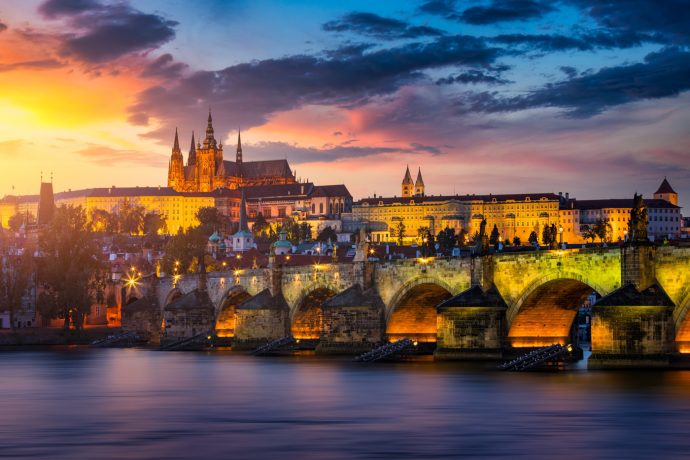 Altstadt in der tschechischen Hauptstadt Prag mit Karlsbrücke, Burg und Dom