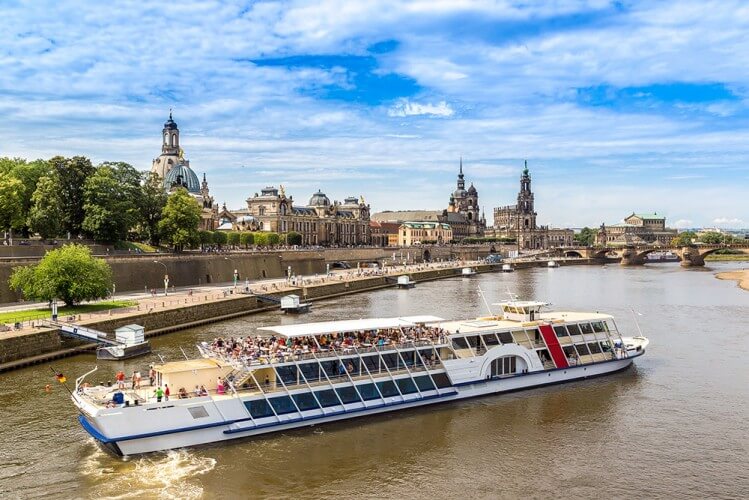 Stadtfahrt zu Wasser - Dresden vom Schiff aus - Bild 1