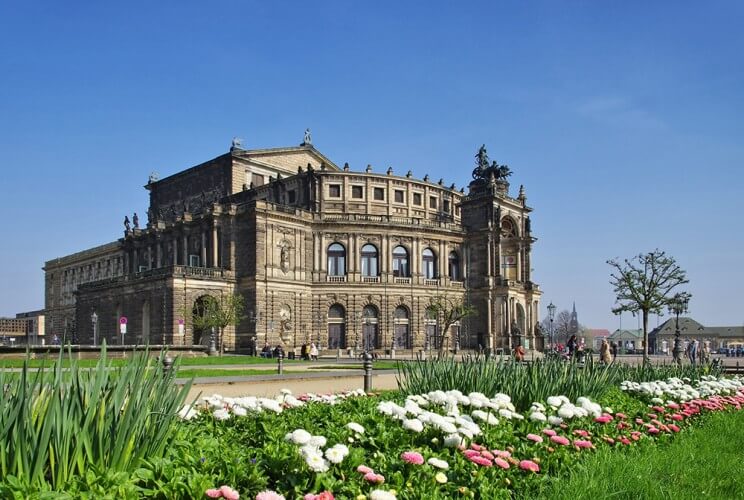 Stadtrundfahrt mit Familienführung in der Oper, Osterspaziergang und 2. Tag gratis - Bild 4