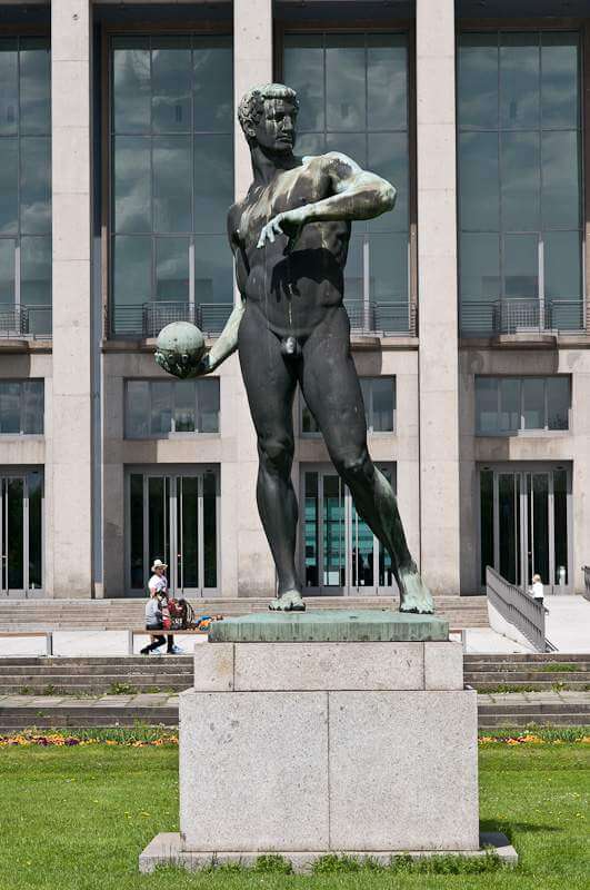 Denkmal vor dem Hygienemuseum